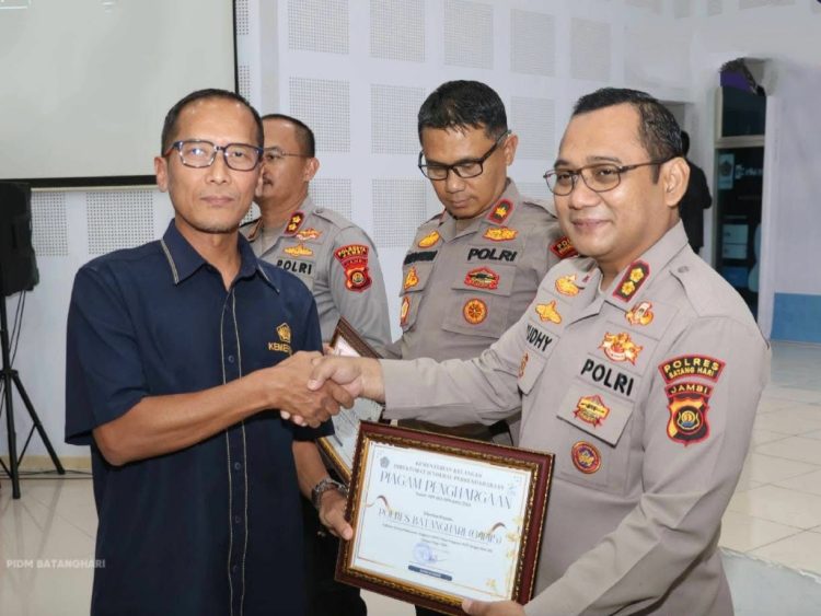 Kapolres Batanghari AKBP Handoyo Yudhy Santosa menerima piagam penghargaan dari KPPN Jambi atas capaian nilai IKPA sempurna pada Semester I Tahun 2025, Rabu (6/8/2025). (Dok. Humas)