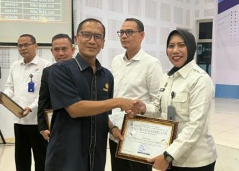 Kepala Lapas Perempuan Jambi, Meita, menerima piagam penghargaan IKPA dari Kepala KPPN Jambi, Totok Suyanto, dalam acara penyerahan penghargaan kinerja pelaksanaan anggaran di Jambi, Selasa (6/8/2025).(dok. Humas)