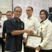 Kepala Lapas Perempuan Jambi, Meita, menerima piagam penghargaan IKPA dari Kepala KPPN Jambi, Totok Suyanto, dalam acara penyerahan penghargaan kinerja pelaksanaan anggaran di Jambi, Selasa (6/8/2025).(dok. Humas)