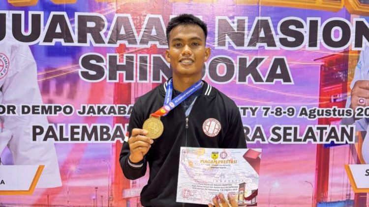 Bripda Bima Prasetiya, personel Batalyon B Pelopor Satbrimob Polda Jambi, menunjukkan medali emas dan piagam prestasi usai menjuarai kelas Kumite -75 Kg perorangan putra senior pada Kejurnas Shindoka Karate 2025 di GOR Dempo, Jakabaring, Palembang, Sabtu (9/8/2025).(dok.humas)