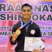 Bripda Bima Prasetiya, personel Batalyon B Pelopor Satbrimob Polda Jambi, menunjukkan medali emas dan piagam prestasi usai menjuarai kelas Kumite -75 Kg perorangan putra senior pada Kejurnas Shindoka Karate 2025 di GOR Dempo, Jakabaring, Palembang, Sabtu (9/8/2025).(dok.humas)