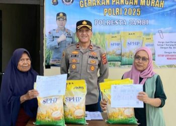 Kapolsek Kotabaru, Kompol Jimi Fernando, S.I.K., bersama warga penerima manfaat Gerakan Pangan Murah yang digelar di depan Mako Polsek Kotabaru, Jambi, Sabtu (9/8/2025). (Dok.Nahar)