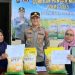 Kapolsek Kotabaru, Kompol Jimi Fernando, S.I.K., bersama warga penerima manfaat Gerakan Pangan Murah yang digelar di depan Mako Polsek Kotabaru, Jambi, Sabtu (9/8/2025). (Dok.Nahar)