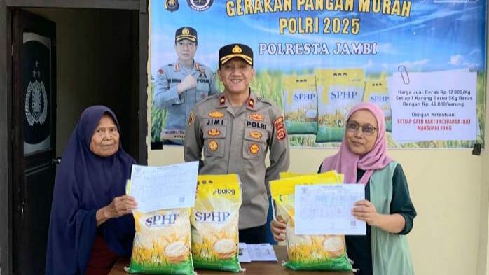Kapolsek Kotabaru, Kompol Jimi Fernando, S.I.K., bersama warga penerima manfaat Gerakan Pangan Murah yang digelar di depan Mako Polsek Kotabaru, Jambi, Sabtu (9/8/2025). (Dok.Nahar)