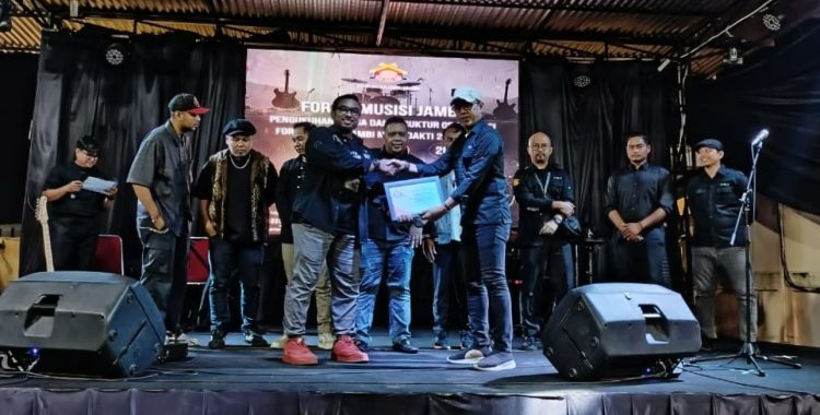 Serah terima kepemimpinan Forum Musisi Jambi dari Veruskhan kepada Mukhlis pada acara pengukuhan disalah satu kafe yang berada di kawasan mayang, Kota Jambi, Selasa (12/08/2025). (Dok.Stepanus)