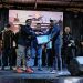Serah terima kepemimpinan Forum Musisi Jambi dari Veruskhan kepada Mukhlis pada acara pengukuhan disalah satu kafe yang berada di kawasan mayang, Kota Jambi, Selasa (12/08/2025). (Dok.Stepanus)
