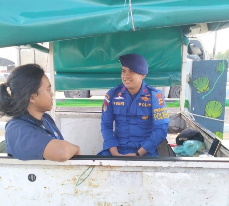 Personel Polisi RW Perairan Ditpolairud Polda Jambi berdialog dengan warga pesisir untuk mendengarkan aspirasi sekaligus menyampaikan imbauan kamtibmas, Rabu (20/8/2025).(dok. Humas)