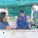 Personel Polisi RW Perairan Ditpolairud Polda Jambi berdialog dengan warga pesisir untuk mendengarkan aspirasi sekaligus menyampaikan imbauan kamtibmas, Rabu (20/8/2025).(dok. Humas)