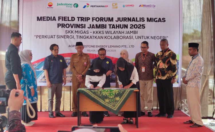 Penyerahan beasiswa SKK Migas–KKKS wilayah Jambi kepada dua pelajar asal Betara di Kantor BUMDes Bersama Betara.lkd, Selasa (26/8/2025). (Dok.Nahar)