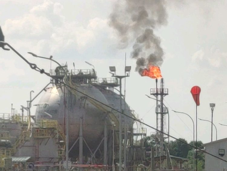 Api menyala di flare stack fasilitas migas Jadestone Energy, Kecamatan Betara, Tanjung Jabung Barat, Jambi, Selasa (26/8/2025). (Dok. Stepanus)