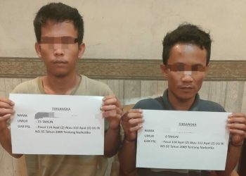 Kedua tersangka kasus narkotika diamankan Satresnarkoba Polresta Jambi beserta barang bukti sabu seberat 27,69 gram. (Dok. Polresta Jambi)