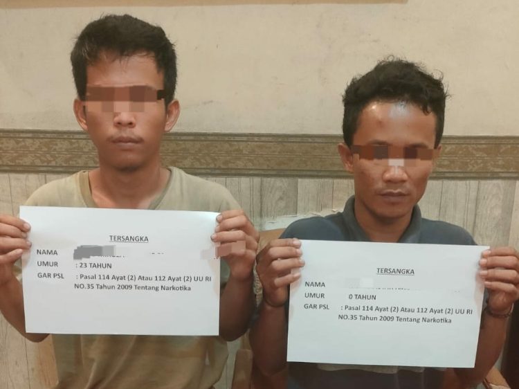 Kedua tersangka kasus narkotika diamankan Satresnarkoba Polresta Jambi beserta barang bukti sabu seberat 27,69 gram. (Dok. Polresta Jambi)