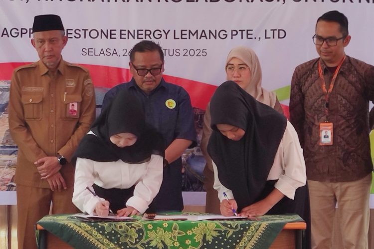 Alvi dan Elsa, Dua Putri Tanjabbar saat menandatangani berita acara, penerimaan Beasiswa Migas di kantor Bumdes Bersama Betara, Selasa (26/8/2025).(Dok. Daus)