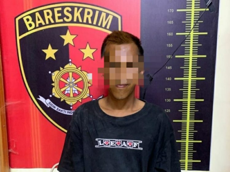 Pelaku penganiayaan berinisial MKA saat diamankan di Mapolres Kerinci. Sabtu (23/8/2025) (dok.humas)