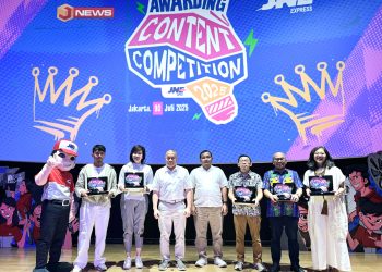Jajaran manajemen JNE bersama para juri dan pemenang utama berfoto bersama dalam acara puncak JNE Content Competition 2025 di CGV FX Sudirman, Jakarta Selatan, Rabu (30/7/2025). (Dok. Humas JNE)