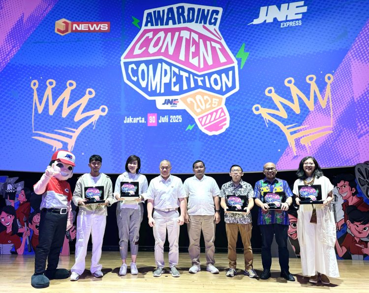 Jajaran manajemen JNE bersama para juri dan pemenang utama berfoto bersama dalam acara puncak JNE Content Competition 2025 di CGV FX Sudirman, Jakarta Selatan, Rabu (30/7/2025). (Dok. Humas JNE)