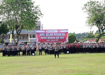 Kapolda Jambi Irjen Pol Krisno H. Siregar memimpin apel gelar pasukan di Lapangan Mapolresta Jambi, Jumat (1/8/2025) (Dok. Nahar)