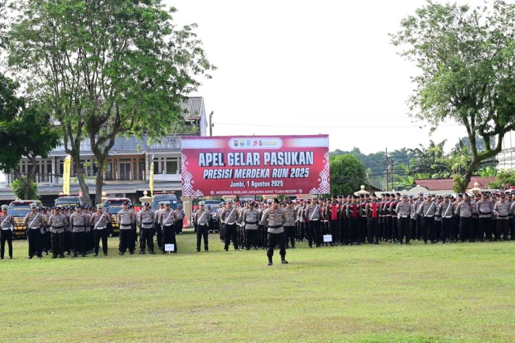 Kapolda Jambi Irjen Pol Krisno H. Siregar memimpin apel gelar pasukan di Lapangan Mapolresta Jambi, Jumat (1/8/2025) (Dok. Nahar)