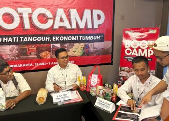 Peserta Bootcamp UMKM Satu Hati binaan Yayasan AHM berdiskusi mengenai strategi pengembangan usaha di Purwakarta, Jawa Barat, Kamis (31/7/2025). (Dok. Sinsen)