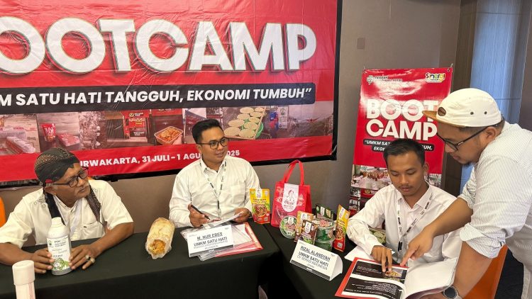 Peserta Bootcamp UMKM Satu Hati binaan Yayasan AHM berdiskusi mengenai strategi pengembangan usaha di Purwakarta, Jawa Barat, Kamis (31/7/2025). (Dok. Sinsen)