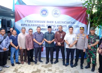 Sekda Provinsi Jambi Sudirman bersama pejabat dan mitra saat peresmian SPPG Pasir Putih, Jambi Selatan, Jumat (1/8/2025). (Dok. Erit - Kominfo)