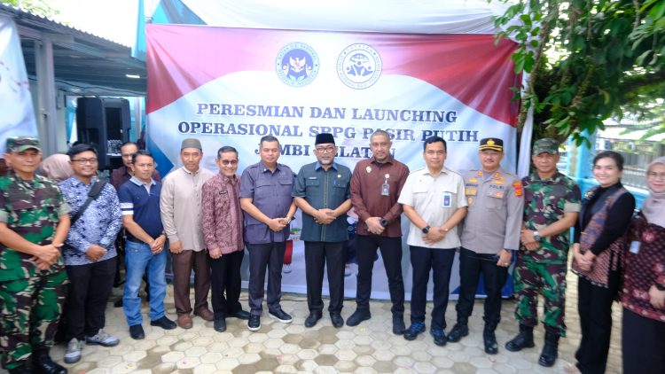 Sekda Provinsi Jambi Sudirman bersama pejabat dan mitra saat peresmian SPPG Pasir Putih, Jambi Selatan, Jumat (1/8/2025). (Dok. Erit - Kominfo)