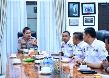 Kapolda Jambi Irjen Pol Krisno H. Siregar saat berdiskusi dengan pengurus APDESI Provinsi Jambi di Rumah Dinas Kapolda, Jumat (2/8/2025). (Dok. Humas Polda Jambi)