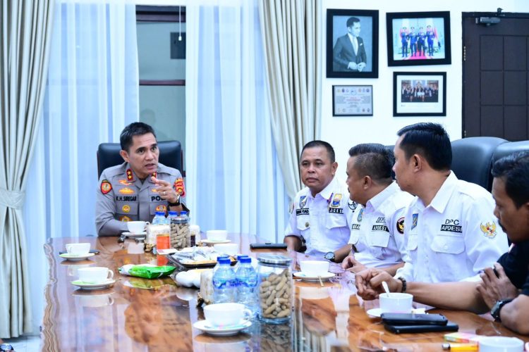 Kapolda Jambi Irjen Pol Krisno H. Siregar saat berdiskusi dengan pengurus APDESI Provinsi Jambi di Rumah Dinas Kapolda, Jumat (2/8/2025). (Dok. Humas Polda Jambi)