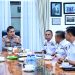 Kapolda Jambi Irjen Pol Krisno H. Siregar saat berdiskusi dengan pengurus APDESI Provinsi Jambi di Rumah Dinas Kapolda, Jumat (2/8/2025). (Dok. Humas Polda Jambi)
