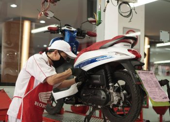 Mekanik AHASS Sinsen Group melakukan servis motor pelanggan dalam rangka promo HUT ke-58 Sinsen. (Dok. Sinsen)