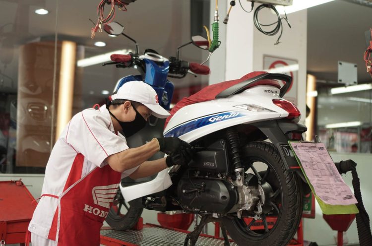 Mekanik AHASS Sinsen Group melakukan servis motor pelanggan dalam rangka promo HUT ke-58 Sinsen. (Dok. Sinsen)