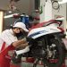 Mekanik AHASS Sinsen Group melakukan servis motor pelanggan dalam rangka promo HUT ke-58 Sinsen. (Dok. Sinsen)