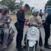 Personel Brimob Polda Jambi membagikan bendera merah putih kepada pengendara motor di Muaro Jambi, Sabtu (2/8/2025). (Dok. Nahar)