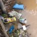 Tumpukan sampah plastik, kemasan makanan, dan limbah rumah tangga mencemari anak sungai di kawasan Nipah Panjang, Tanjab Timur, Senin (4/8/2025). (Dok. Daus)