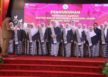 Sekretaris Daerah Provinsi Jambi, Dr. H. Sudirman, SH, MH, mengukuhkan Pengurus Daerah Ikatan Bidan Indonesia (IBI) Provinsi Jambi periode 2023–2028 di Auditorium Rumah Dinas Gubernur Jambi, Senin (4/8/2025). (Dok. Yola)