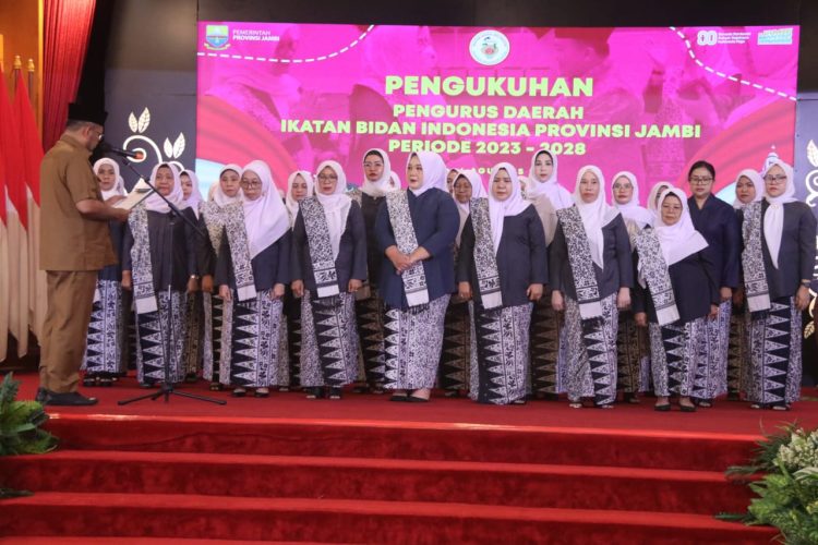 Sekretaris Daerah Provinsi Jambi, Dr. H. Sudirman, SH, MH, mengukuhkan Pengurus Daerah Ikatan Bidan Indonesia (IBI) Provinsi Jambi periode 2023–2028 di Auditorium Rumah Dinas Gubernur Jambi, Senin (4/8/2025). (Dok. Yola)