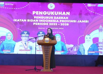 Ketua TP-PKK Provinsi Jambi, Hj. Hesnidar Haris, menyampaikan sambutan dalam acara Pengukuhan Pengurus Daerah Ikatan Bidan Indonesia (IBI) Provinsi Jambi periode 2023–2028 di Auditorium Rumah Dinas Gubernur Jambi, Senin (4/8/2025). (Dok. Adi - Kominfo)