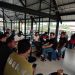 Penggagas Rock Rise, Eko Sinyo (kaos hitam - kanan) dan Andry JMB Pro (kaos hijau - kiri), memberikan arahan kepada perwakilan band peserta di salah satu kafe di kawasan Mayang, Kota Jambi, Senin (4/8/2025) sore. (Dok. Yola)