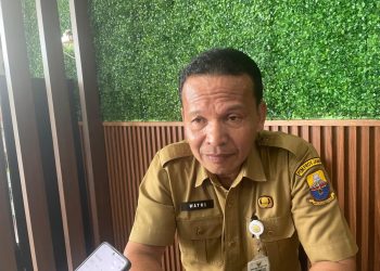 Watni, Pejabat Fungsional Madya Pelayanan Dasar Biro Kesra Setda Provinsi Jambi, memberikan keterangan terkait peluncuran program beasiswa Pro-Jambi Cerdas tahun 2025, diruang kerjanya, Senin (4/8/2025). (dok. Yola)