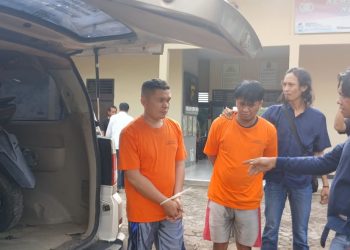 Dua tersangka kasus pencurian sepeda motor ditunjukkan kepada media di halaman Polsek Kota Baru, Jambi, Sabtu (2/8/2025). Polisi menyita satu unit sepeda motor Honda CRF milik korban yang ditemukan di dalam mobil pelaku. (Foto: Nahar)
