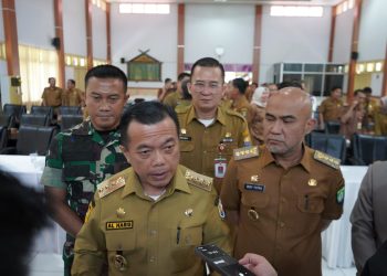 Gubernur Jambi Al Haris bersama Bupati Bungo Dedy Putra memberikan keterangan pers usai pertemuan bersama jajaran OPD dan camat se-Kabupaten Bungo di Aula Kantor Bupati Bungo, Selasa (5/8/2025). (Dok. Erit - Kominfo)