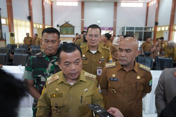 Gubernur Jambi Al Haris bersama Bupati Bungo Dedy Putra memberikan keterangan pers usai pertemuan bersama jajaran OPD dan camat se-Kabupaten Bungo di Aula Kantor Bupati Bungo, Selasa (5/8/2025). (Dok. Erit - Kominfo)