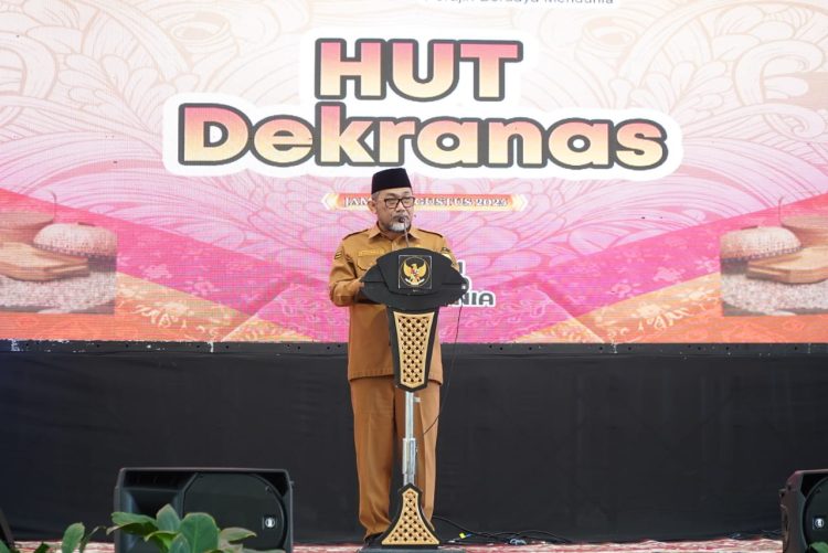 Sekretaris Daerah Provinsi Jambi, Dr. H. Sudirman, S.H., M.H., menyampaikan sambutan pada peringatan HUT ke-45 Dekranas di Ev Garden, Kota Jambi, Selasa (5/8/2025). (Dok. Nahar)