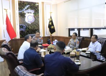 Kapolda Jambi Irjen Pol. Krisno H. Siregar menerima audiensi dari Pimpinan Wilayah Perum BULOG Provinsi Jambi, Ali Ahmad Bajih Amsari, membahas sinergi dalam mendukung program ketahanan pangan nasional, Selasa (5/8/2025). (Dok,Humas)