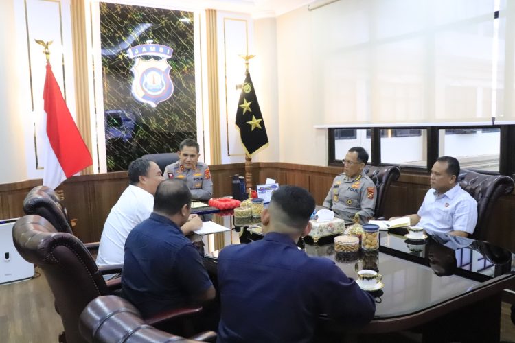 Kapolda Jambi Irjen Pol. Krisno H. Siregar menerima audiensi dari Pimpinan Wilayah Perum BULOG Provinsi Jambi, Ali Ahmad Bajih Amsari, membahas sinergi dalam mendukung program ketahanan pangan nasional, Selasa (5/8/2025). (Dok,Humas)