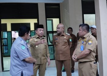 Gubernur Jambi Al Haris (dua dari kiri) berbincang dengan Bupati Bungo H. Dedy Putra (dua dari kanan) saat meninjau SMK Titian Teras di Bathin II Babeko, Bungo, Selasa (5/8/2025). (Foto: Novriansah/Diskominfo Provinsi Jambi)