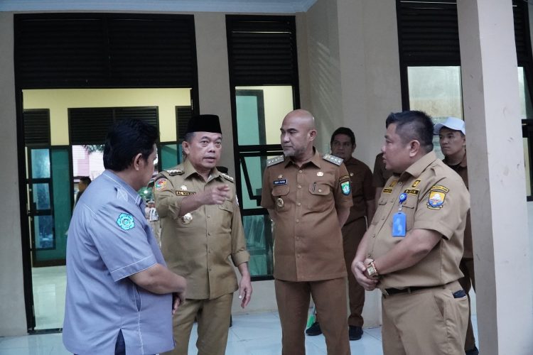 Gubernur Jambi Al Haris (dua dari kiri) berbincang dengan Bupati Bungo H. Dedy Putra (dua dari kanan) saat meninjau SMK Titian Teras di Bathin II Babeko, Bungo, Selasa (5/8/2025). (Foto: Novriansah/Diskominfo Provinsi Jambi)