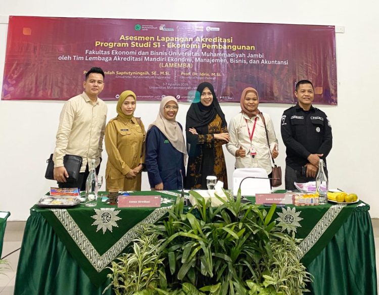 Bripka Rahmada Akbari, S.E. (paling kanan), berfoto bersama tim asesor dan perwakilan Fakultas Ekonomi dan Bisnis Universitas Muhammadiyah Jambi dalam kegiatan asesmen lapangan Program Studi Ekonomi Pembangunan, Senin (5/8/2025). (Dok. Daus)