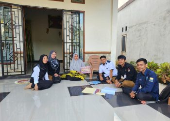 Petugas KPU Provinsi Jambi bersama tim Coktas melakukan pencocokan dan penelitian data pemilih langsung ke rumah warga sebagai bagian dari program Pemutakhiran Data Pemilih Berkelanjutan untuk Pemilu 2029, Rabu (6/8/2025). (Dok. Daus)