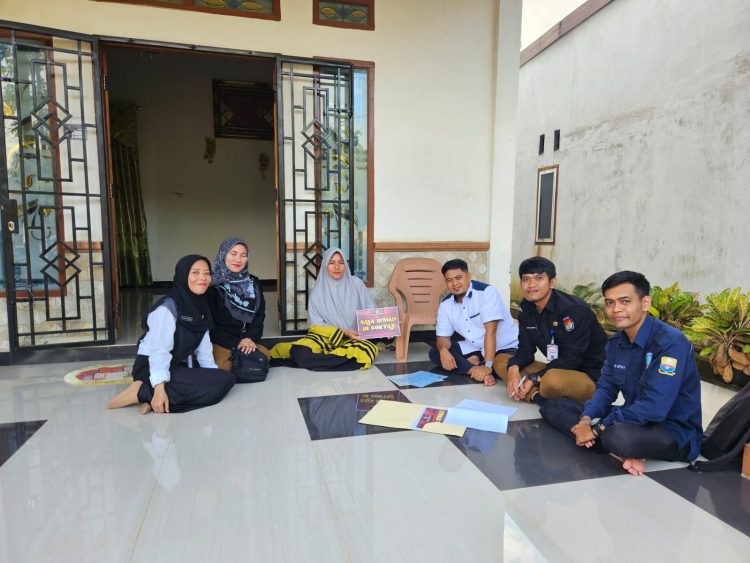 Petugas KPU Provinsi Jambi bersama tim Coktas melakukan pencocokan dan penelitian data pemilih langsung ke rumah warga sebagai bagian dari program Pemutakhiran Data Pemilih Berkelanjutan untuk Pemilu 2029, Rabu (6/8/2025). (Dok. Daus)